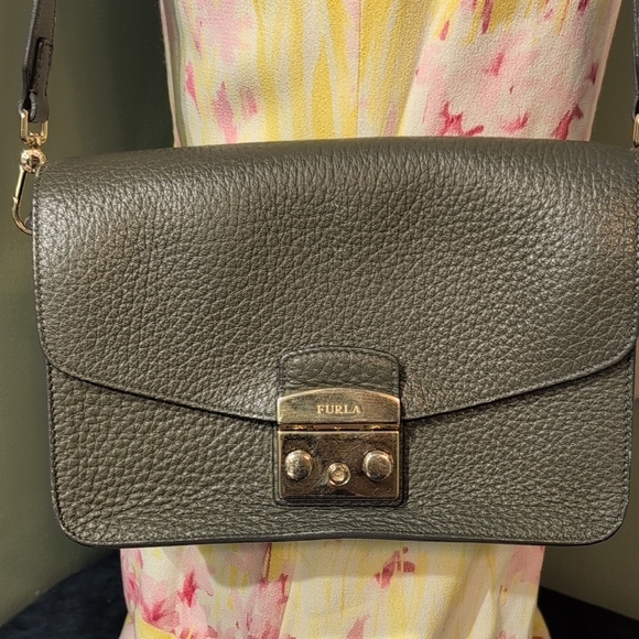 Furla Black Leather Crossbody Bag Beautiful Clean Adjustable Strap Purse Italy - Picture 2 of 16